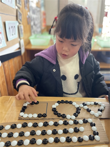 数学区游戏：玩具排排队