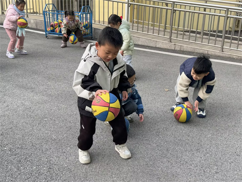 大家一起拍皮球