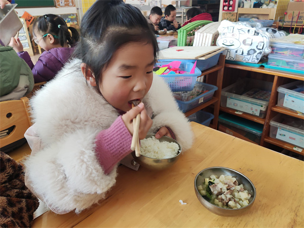 乐生活：我会用筷子了