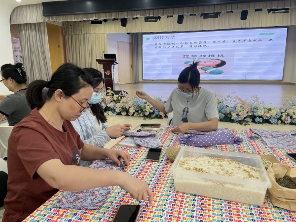石塘湾中心幼儿园：关爱教师…